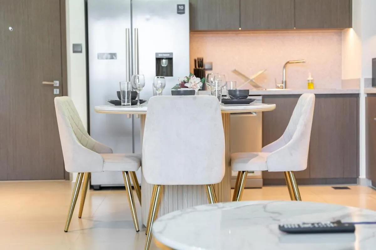 Graceful 2-Bedrooms Apartment Near Burj Khalifa And Dubai Mall! 0*,