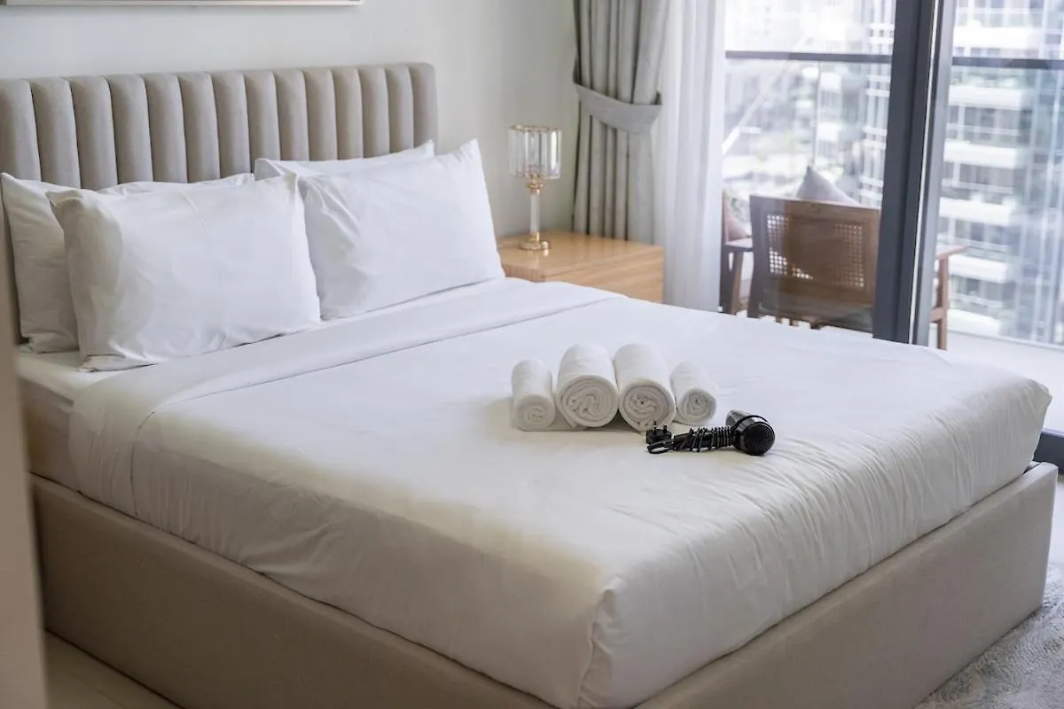 Graceful 2-Bedrooms Apartment Near Burj Khalifa And Dubai Mall! 0*,